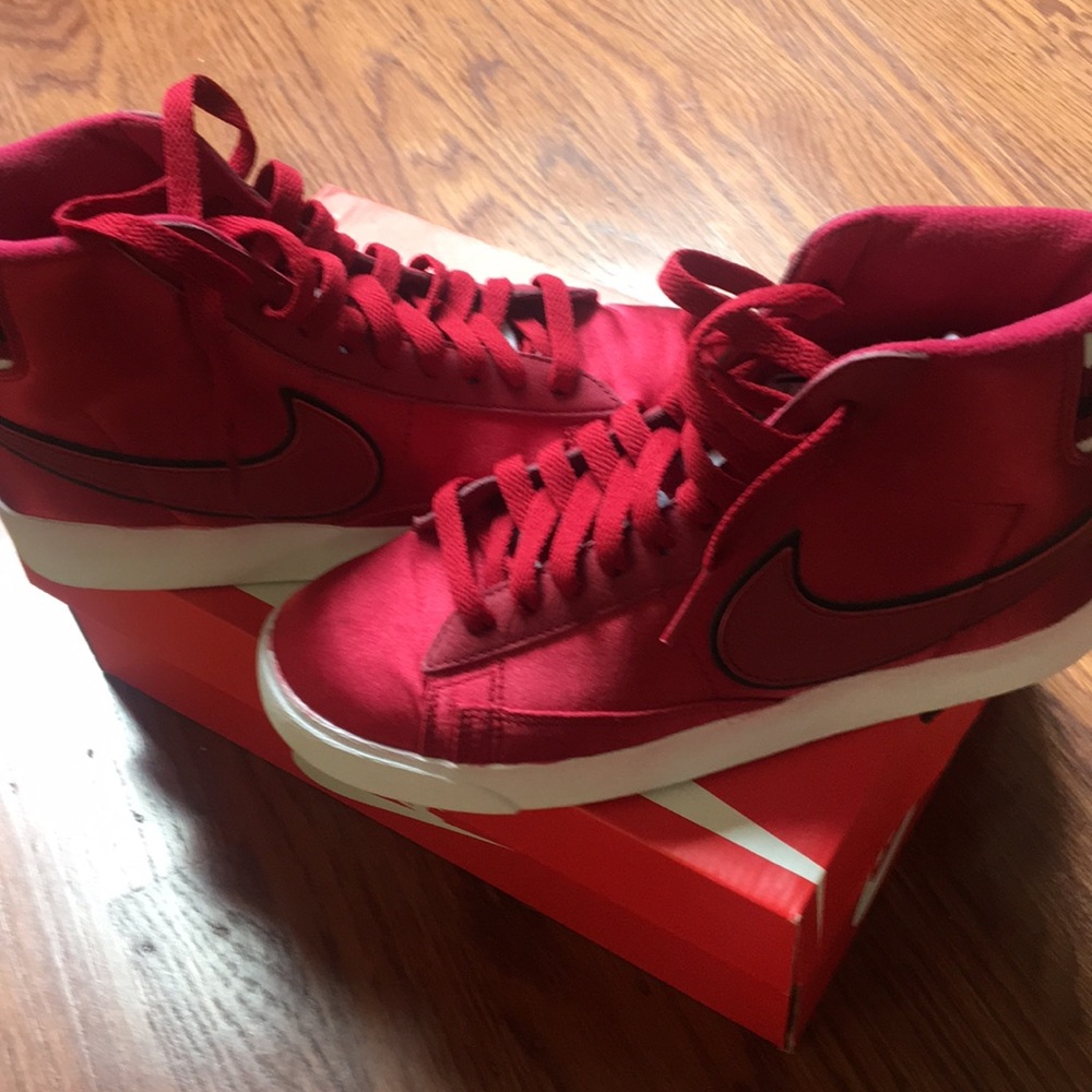 Nike satin sneakers/new condition